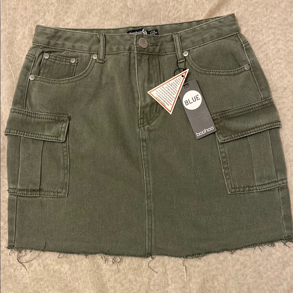 Boohoo Green Mini Raw Edge Hem Cargo Skirt for Casual Wear. Size 12 - Picture 1 of 10
